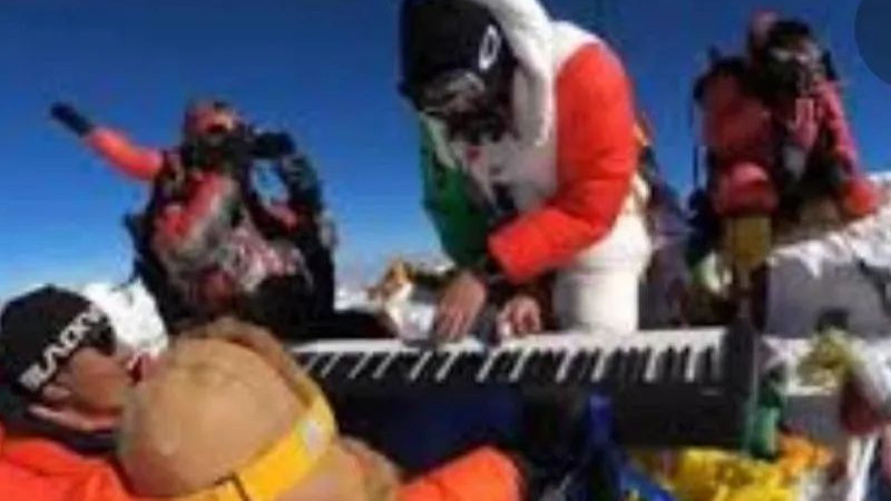 尼泊尔|墨西哥登山者未经允许在世界之巅弹奏钢琴，尼泊尔旅游部拒发登顶证书