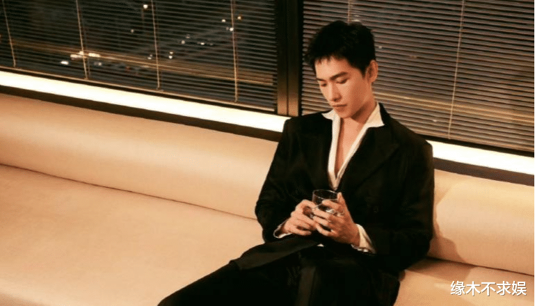 Angelababy|baby粉丝不满《暮色心约》番位，黑头像抗议，老板发朋友圈回应