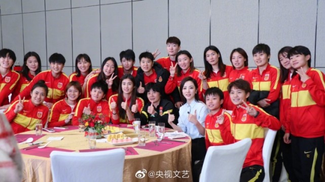 中国女足|中国女足面子大，顶流明星献唱，王霜狂拍照，全队尖叫，气氛火爆