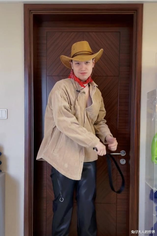 王九龙|德云社王九龙玩牛仔变装,却被皮裤抢镜,粉丝:大楠是真白