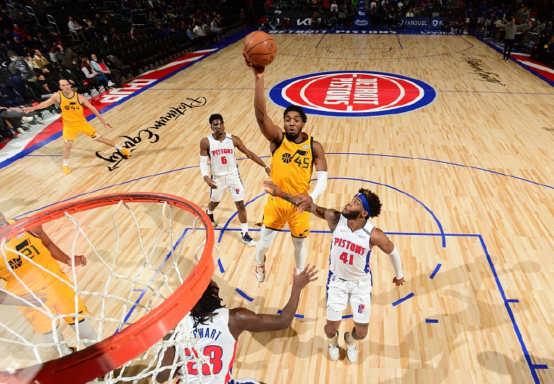 大師賽|大爆冷，聯(lián)盟魚(yú)腩逆襲！白邊21+14夢(mèng)回巔峰，米切爾得分王難救主