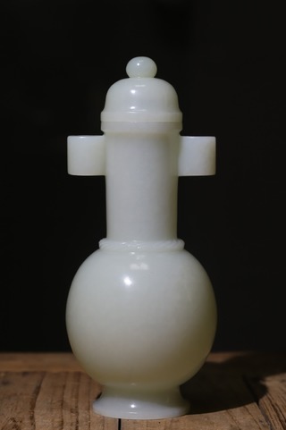 |舊藏和田玉“圆式绳纹贯耳瓶”