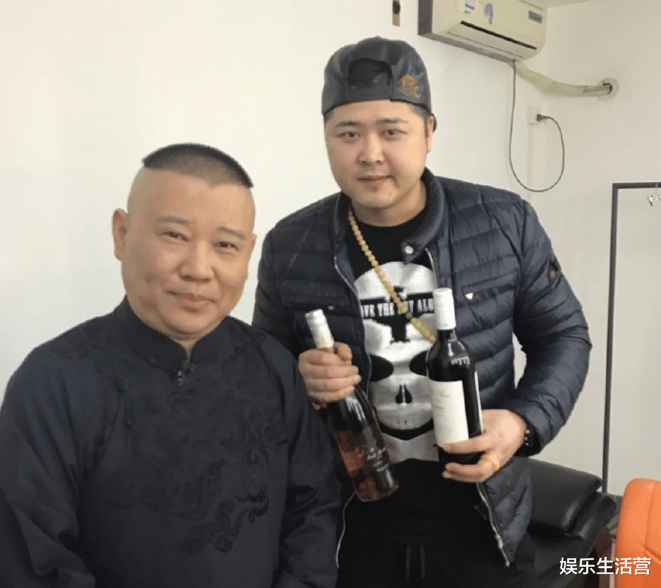 郭德纲|郭德纲11年贴身助理被炒，直播要礼出口成脏，网友：先膨胀后灭亡