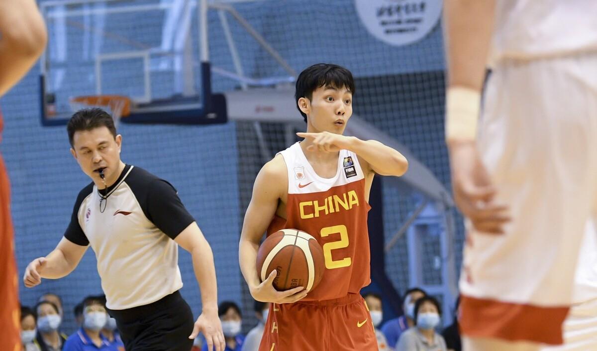徐杰|入国家队被质疑，身高“矮”被质疑，这次他登上了国际篮联宣传页
