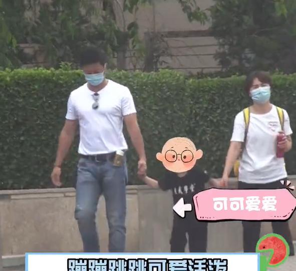 吴京|带着小儿子出门，吴京父爱满满，网友：我们的偶像！