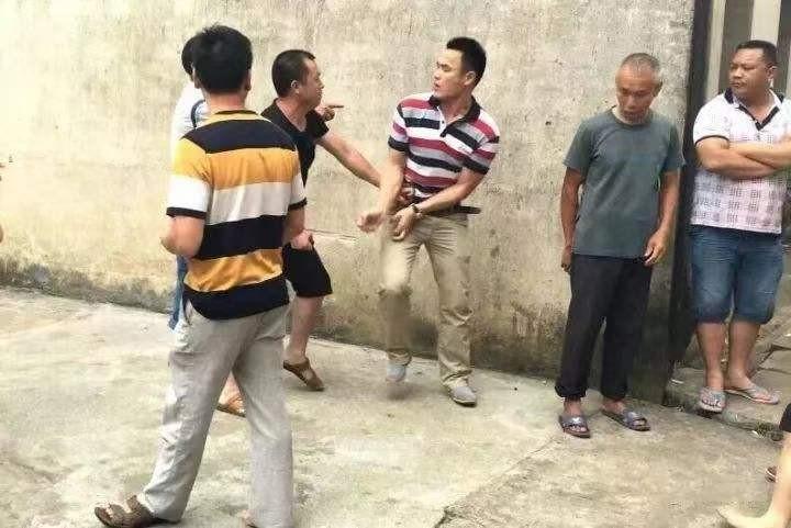 7旬单身老汉刚刚去世,竟遭亲戚吃绝户,为争财产众人大打出手