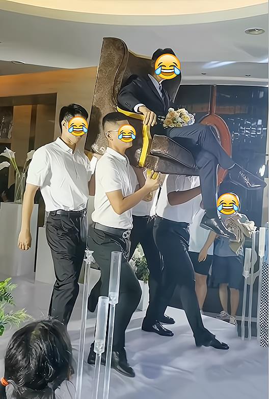 替他尴尬!湖北一婚礼现场,新郎坐沙发被4人抬进场,亲友沉默了