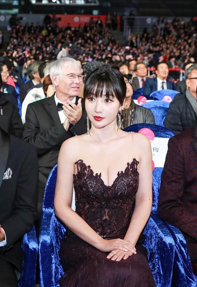 蕾丝裙|柳岩的身材挺惹眼的，穿枣红色蕾丝裙妩媚又动人，看着却很高级