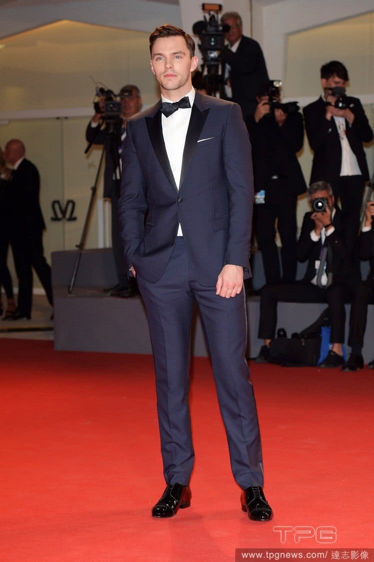 威尼斯红毯照妖灯下几乎全裸！艾玛斯通心机婊着装霉霉男友不敢看