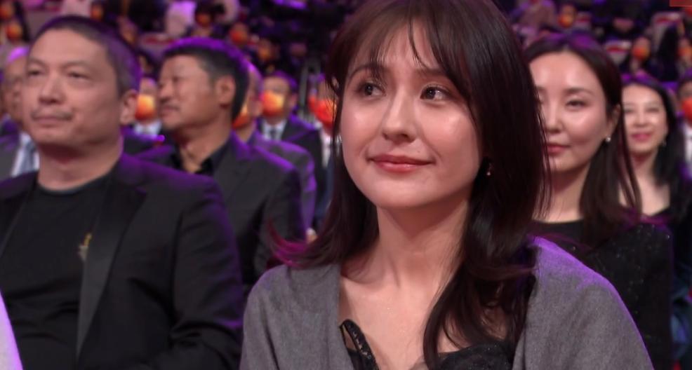 热依扎|热依扎获得33届飞天奖优秀女演员奖，孙俪台下感动落泪，周迅缺席