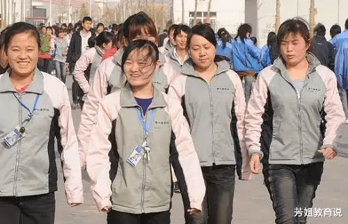 本科生|富士康在职员工坦言：流水线上本科生越来越多，揭露了真实原因