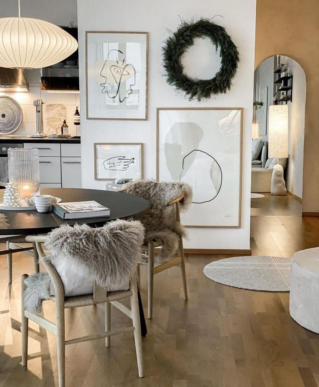 水泥灰墙的白色房子，别致的露台随意的画，与家一起的时光很舒服