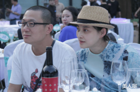 梅婷|梅婷随老公参加婚礼,素颜穿薄纱裙嫩成少女,老公穿卡通T似铁憨憨