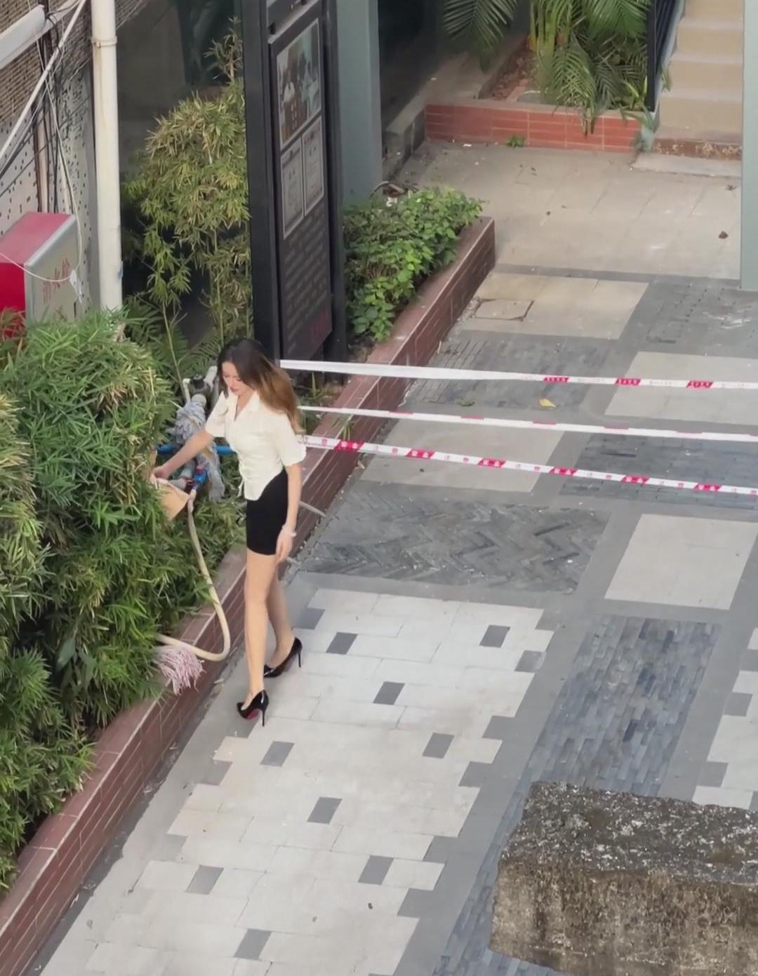 广东精神小伙给“女神”送花,女子冷漠接下,转身将花扔进垃圾堆