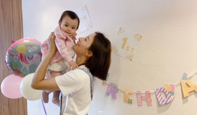 杨怡|罗仲谦晒照为两岁女儿庆生,杨怡亲吻女儿脸颊超温馨,小珍珠大眼颜值高