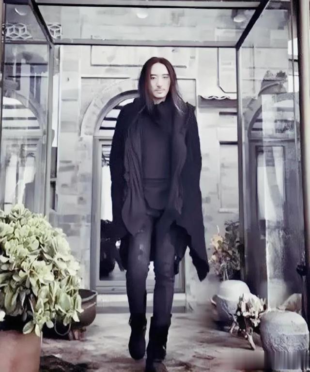 小彩旗|杨丽萍的小彩旗,14岁春晚一转成名似仙女,如今像换了个人