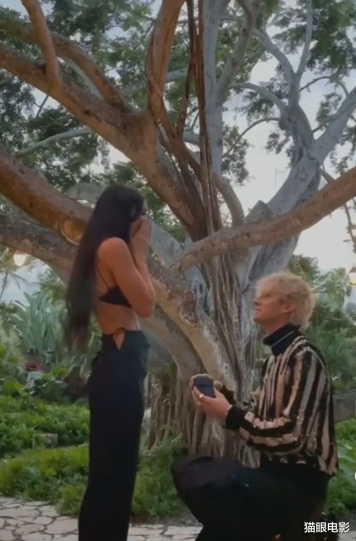 梅根·福克斯|女神梅根福克斯订婚!因心疼小男友她也单膝下跪,网友:夫妻对拜