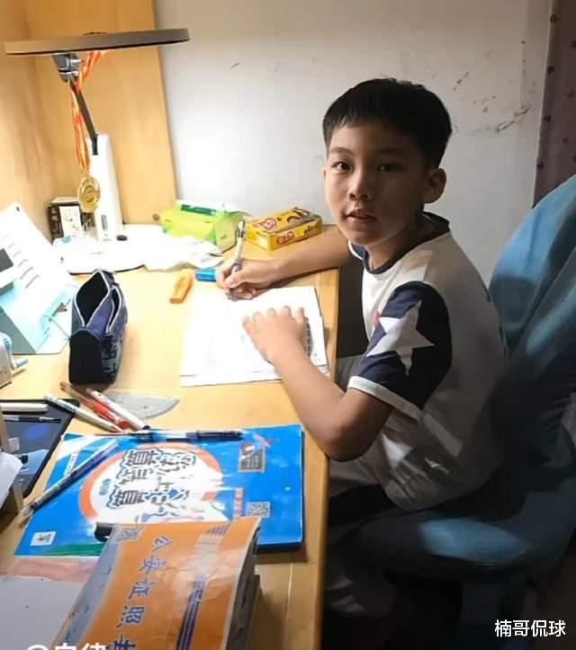 胡明轩|胡明轩度假，弟弟在家做作业，66岁父亲当教练，一家人年龄相差大