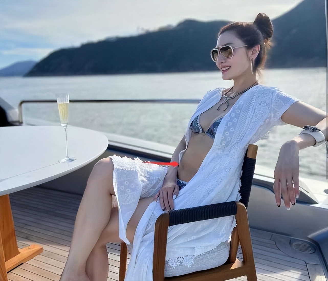 李嘉欣|52岁李嘉欣坐游艇出游,小腹凸起赘肉抢镜,小腿大腿都壮实了
