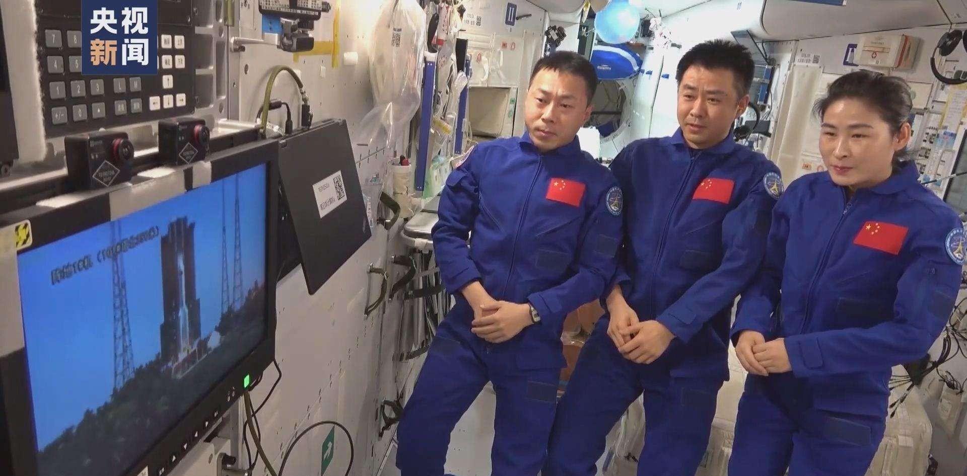 牺牲太大!神十四返回,宇航员出舱后面部浮肿,被抬上“救护车”