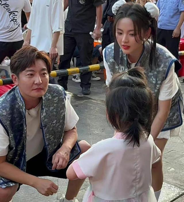 雷佳音|明星同框一个头两个大，郭京飞说雷佳音是大脑袋，杨紫合照显头大