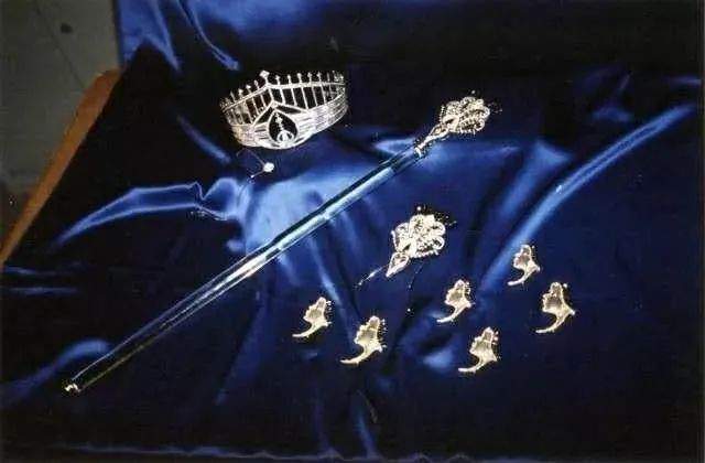 香港小姐|8位港姐窘况：有人抵押皇冠还债，有人菜市场摆摊，个个风光不再