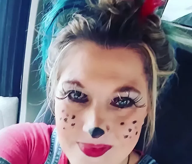 驾照|美国43岁母亲盗用女儿身份,化身青春靓女上大学,狂泡20岁小鲜肉