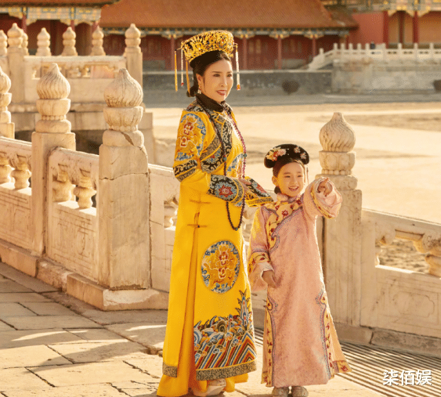 董璇|董璇小酒窝母亲节大片曝光,母女互揪小辫比身高,亲密无间似闺蜜