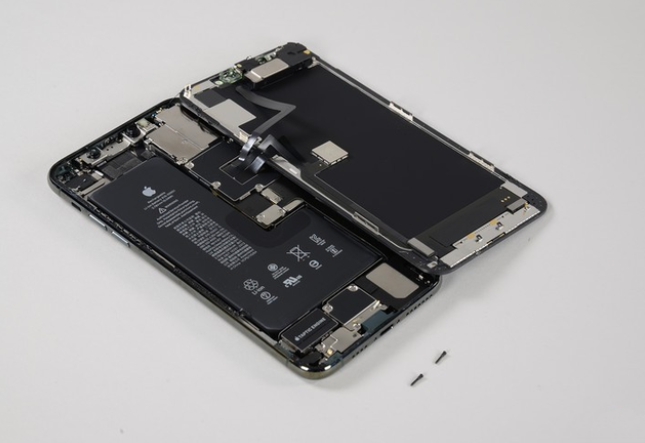 如今跌至3999元的iPhone11，真的是智商税吗？究竟值不值得买？