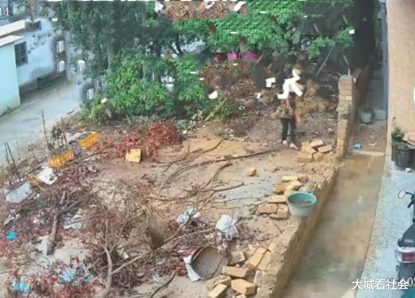 置换地15年反悔?广东一男子家门口被堵住,邻居故意倒猪粪恶心他