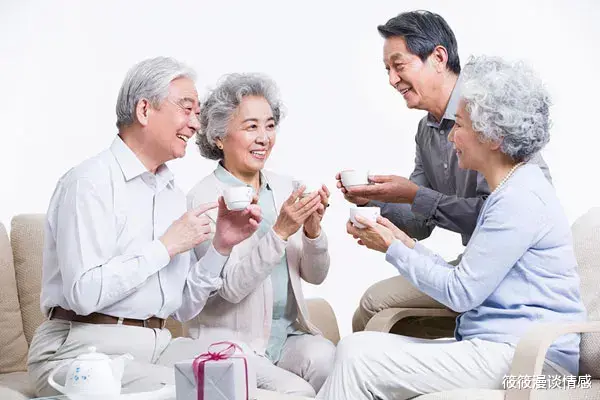 62岁大爷拒绝美貌女邻居的示爱,大爷:我虽然老但并不糊涂