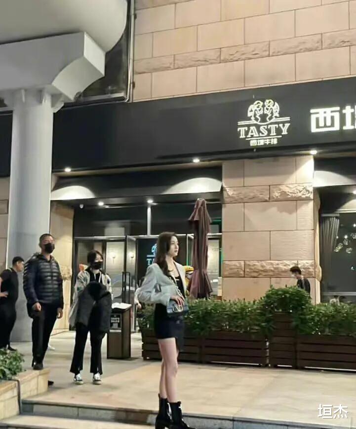 关晓彤|关晓彤这也叫“壮”？生图下的她不仅腰细，腿还又细又长