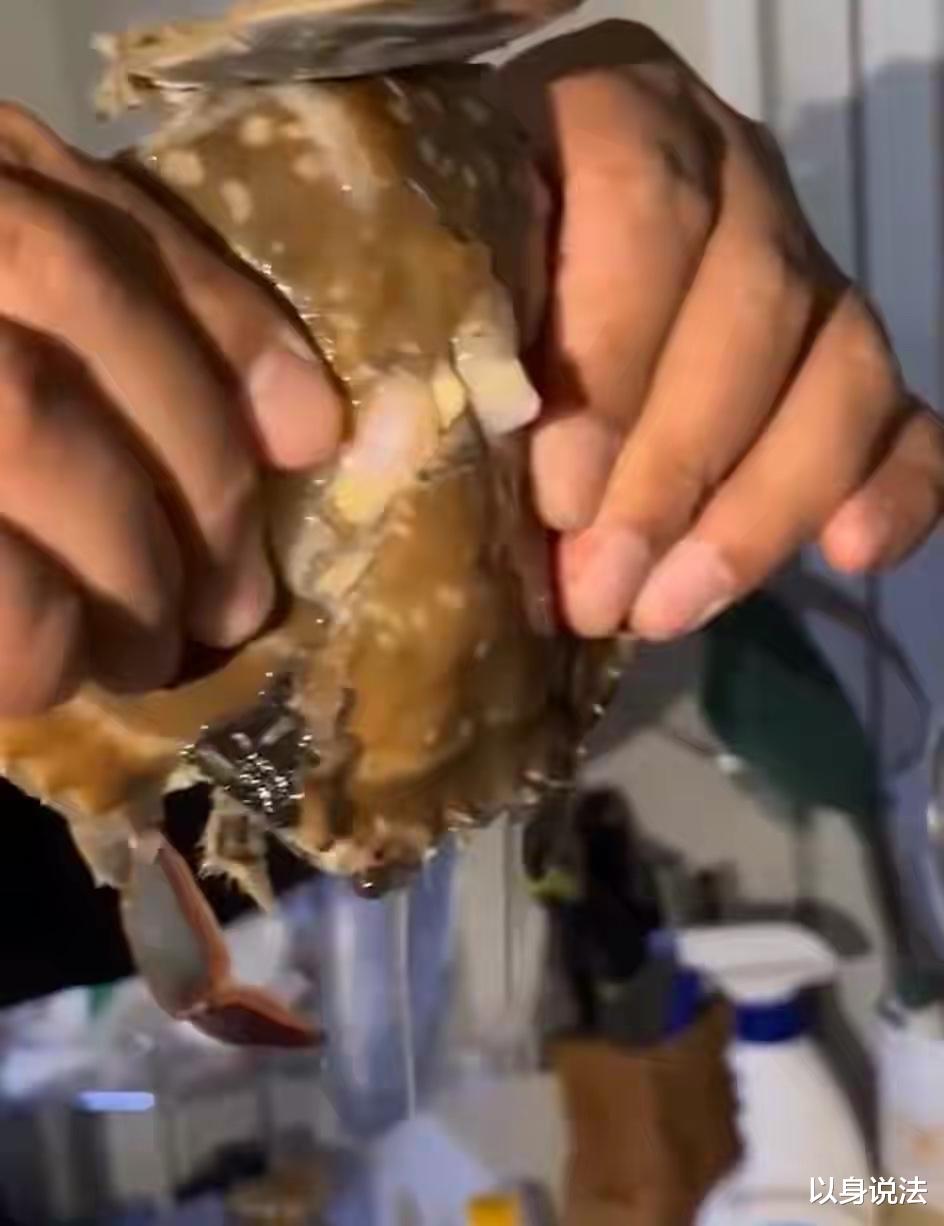 江苏淮安,男子在路边等人时,花400元买了4箱注了水的海鲜