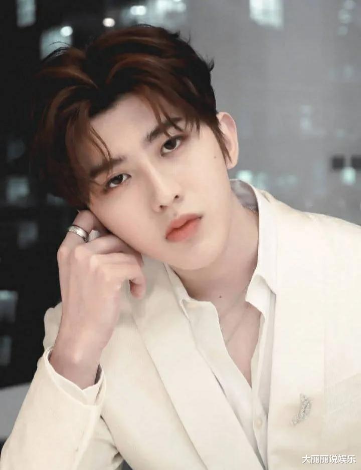 明星 那些出道前后大变脸的明星，最后一位堪称“换人”