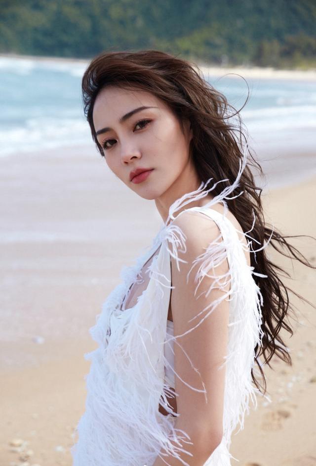 谢可寅|青春女星谢可寅晒写真，穿白色低胸柳条短裙，银装素裹分外妖娆