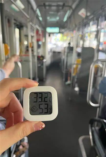 公交车竟不开空调?乘客要中暑,司机捂出痱子!不是不开,而是....