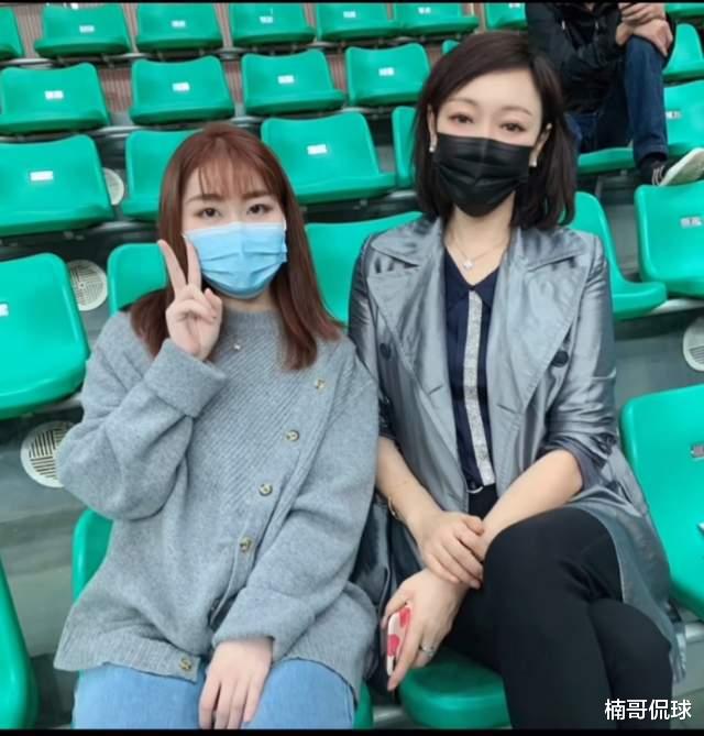 胡明轩|胡明轩与母亲共同庆生！她年近50岁保养如少女，65岁老公身体健硕