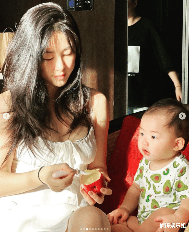 朱珠|朱珠老公晒女儿近照,11个月王珠宝长得胖嘟嘟,被侃“虎背熊腰”