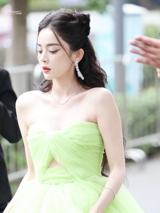 金晨|Vogue女星红毯秀:金晨廉价,周冬雨干瘪,孙怡豪放,张小斐王炸