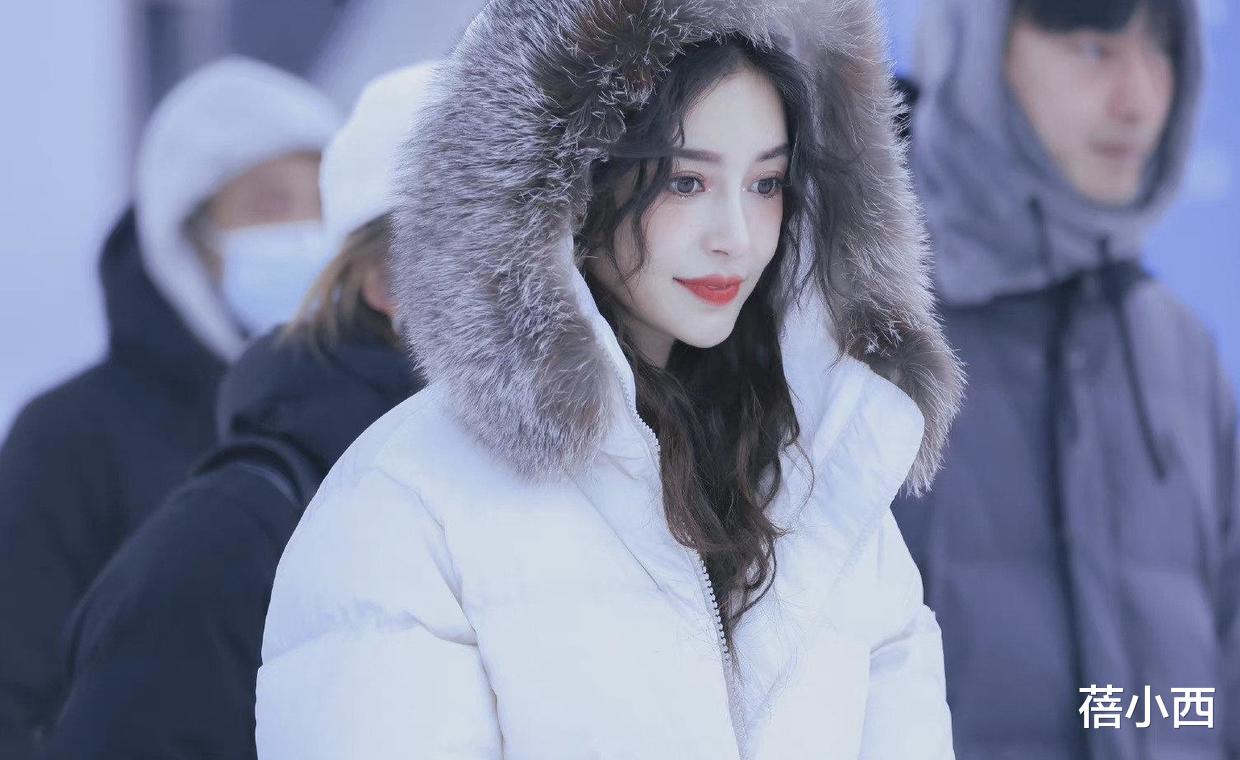Angelababy|Angelababy杨颖的明星范藏不住，穿小香风外套走机场，减龄又洋气