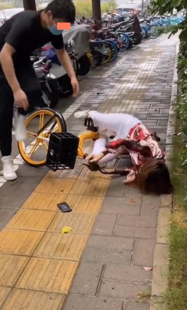 求职|女子走路不看路,撞到自行车并摔倒在地,路过的男子好心将她扶起