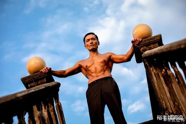 贾宏伟|43岁贾宏伟晒环游欧洲画面!甜蜜分享妻子近照,穿露脐装秀水蛇腰