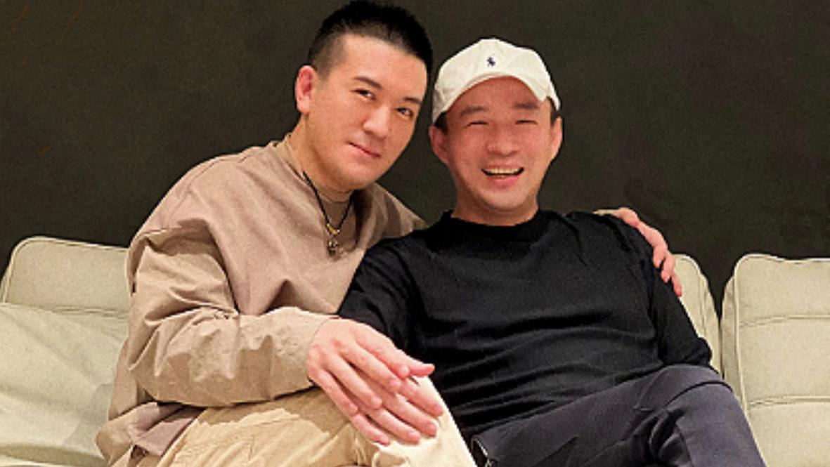 汪小菲|梦幻联动！汪小菲杨子合照，勾肩搭背像兄弟，汪总眯眼憨笑被侃傻