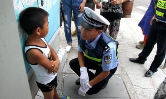 3岁女童不小心和父母走散,当说出爸爸名字时,民警和路人都笑了