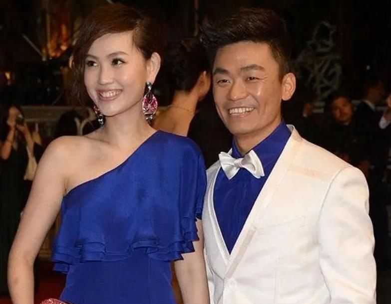 |王宝强前妻移民国外!染粉色头发面色红润,自称“平凡的小马”