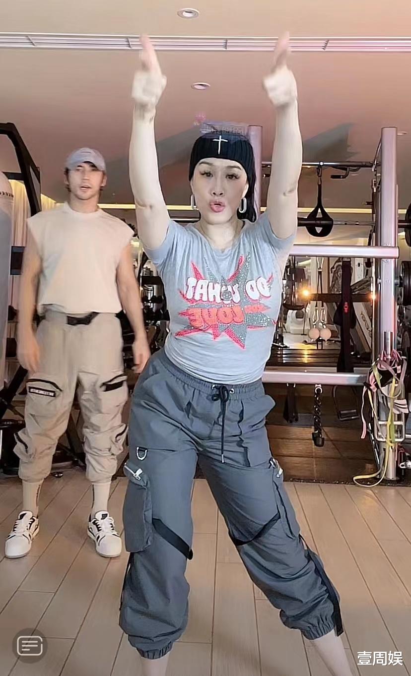 钟丽缇|钟丽缇夫妇模仿刘畊宏做运动，腰间赘肉意外抢镜，网友：像黑熊！