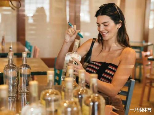 肯达尔·詹娜|詹娜晒万圣节造型！COS翠丝，秀极致身材，马甲线明显，太美了