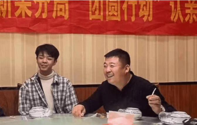 男孩千里寻亲,找到亲生父母后却被拉黑,最终选择服药自尽