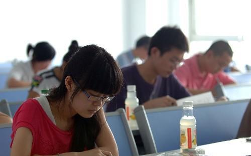 考试|女学生参加开卷考忘记带书，两手空空急得抓狂，网友：太老实了！
