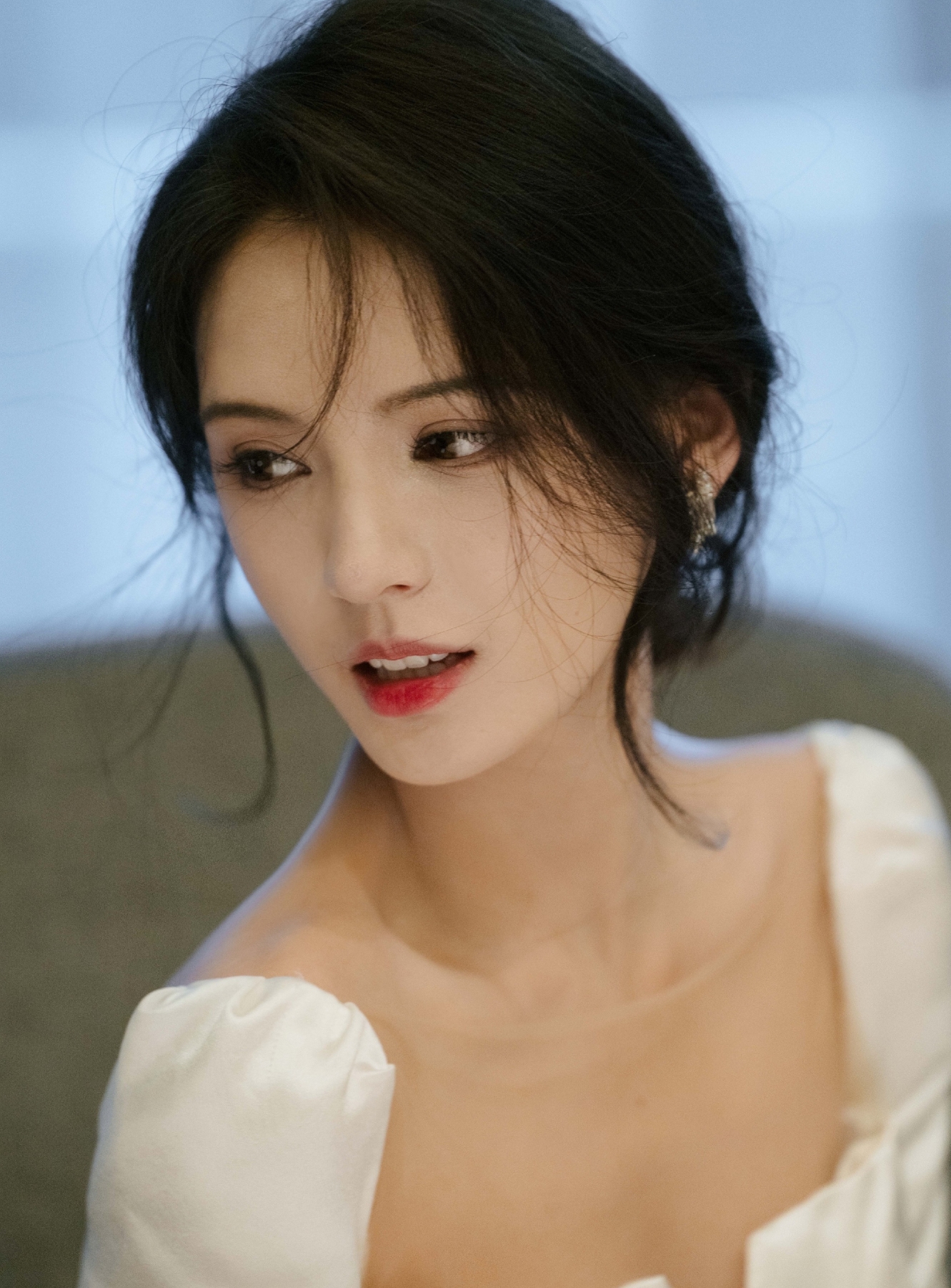 张予曦|王思聪前女友张予曦身穿低胸V型白裙，一嗔一笑亦销魂